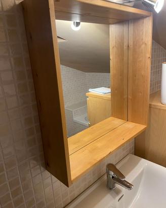 Specchio da bagno 50x50 cm con mensolina in legno