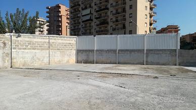 Ampia area adibita a parcheggio