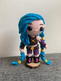 Jinx di Arcane realizzata a mano all’uncinetto