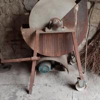 vecchia grossa mola in sassi