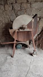 vecchia grossa mola in sassi