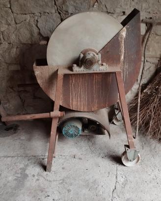 vecchia grossa mola in sasso