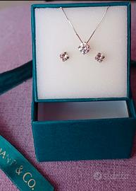 Collana e orecchini modello punto luce 