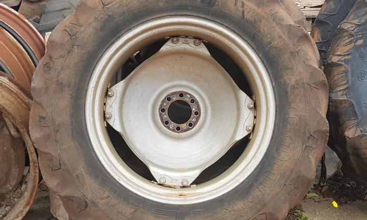 Ruote complete con cerchi 13.6R28