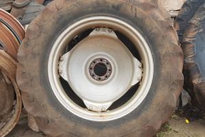 Ruote complete con cerchi 13.6R28