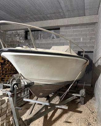 Scafo con motore fuoribordo
