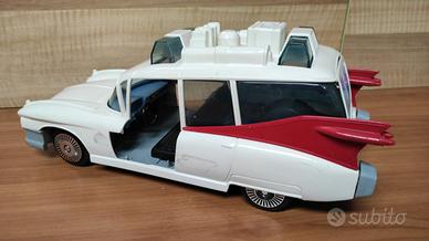 Ecto 1 Ghostbusters anni 80 da recupero