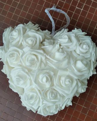 Cuore ricoperto di rose bianche decorazione