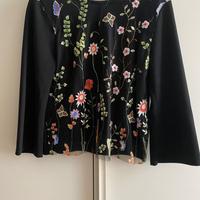 Maglietta donna nera con tulle ricamato a fiori