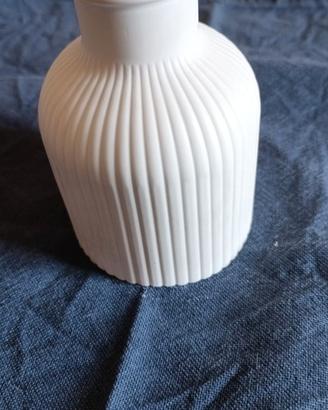 Vaso Minimalista – Design Scanalato in Bianco