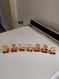 trenino di lettere in legno 