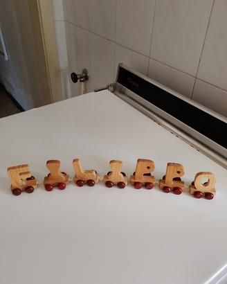 trenino di lettere in legno 