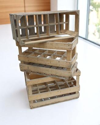 vecchia cassa portabottiglie in legno