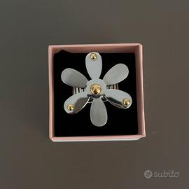 Anello a forma di fiore moderno