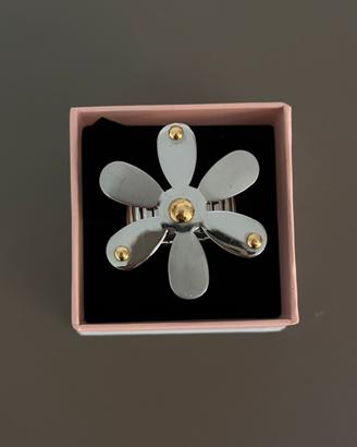 Anello a forma di fiore moderno