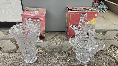 Vaso e un cestino in cristallo intagliato