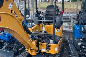MINI ESCAVATORE XCMG XE18E