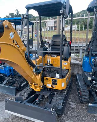 MINI ESCAVATORE XCMG XE18E