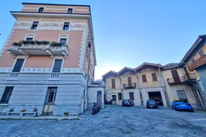 Palazzo / Stabile di 900 m² con più di 5 locali a 