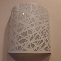 Lampada a parete bianca in metallo