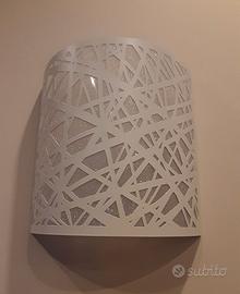 Lampada a parete bianca in metallo