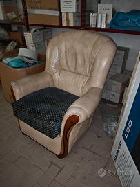 Poltrona con struttura in pelle
