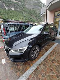 Passat Variat  con gancio traino 