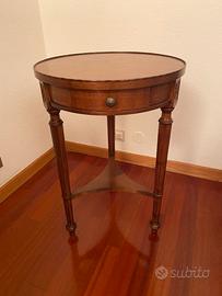 Tavolo in noce in stile 1800 
