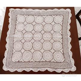 Centrino bianco quadrato ricamato 