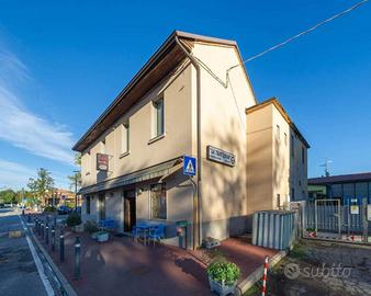 Attività / Licenza di 240 m² con 5 locali a Basian