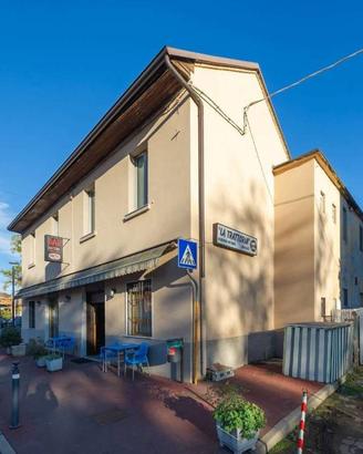 Attività / Licenza di 240 m² con 5 locali a Basian