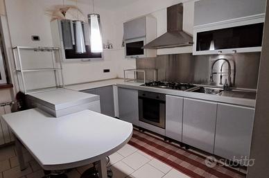 Cucina componibile con penisola