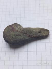 Pietra verde naturale forma  goccia vena rossa zen