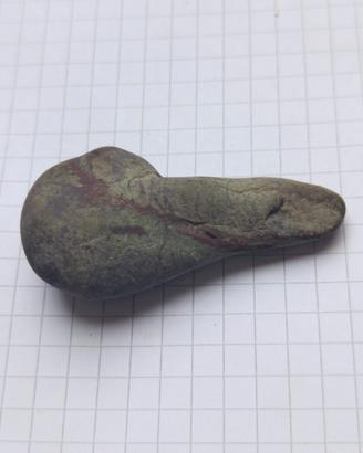 Pietra verde naturale forma  goccia vena rossa zen