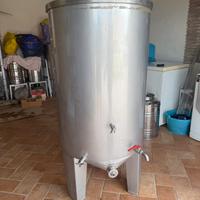 Botte in acciaio per vino