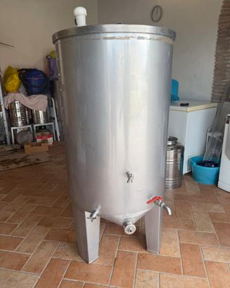 Botte in acciaio per vino