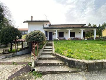 Villa di 351 m² con più di 5 locali e box auto dop