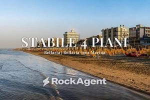 Palazzo / Stabile di 550 m² con più di 5 locali a 