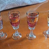 Set di 4 bicchierini antichi in vetro e oro