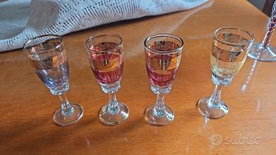 Set di 4 bicchierini antichi in vetro e oro