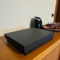 Xbox One X 1TB + Play & Charge Kit (+ gioco)