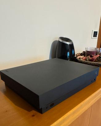 Xbox One X 1TB + Play & Charge Kit (+ gioco)