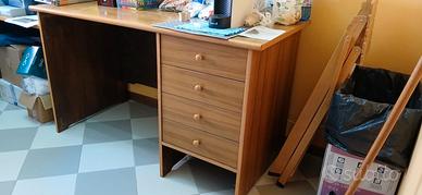 scrivania in legno