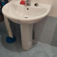 Lavandino in ceramica per bagno con miscelatore