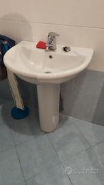 Lavandino in ceramica per bagno con miscelatore