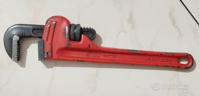 Stringi tubo da idraulico