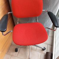 Sedia con braccioli e rotelle