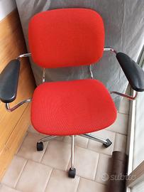 Sedia con braccioli e rotelle