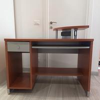 scrivania PC e stampante 