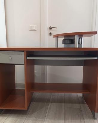 scrivania PC e stampante 